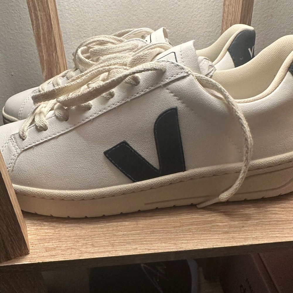 Brand new, never worn.I’m selling it because it was gifted to me but doesn’t fit